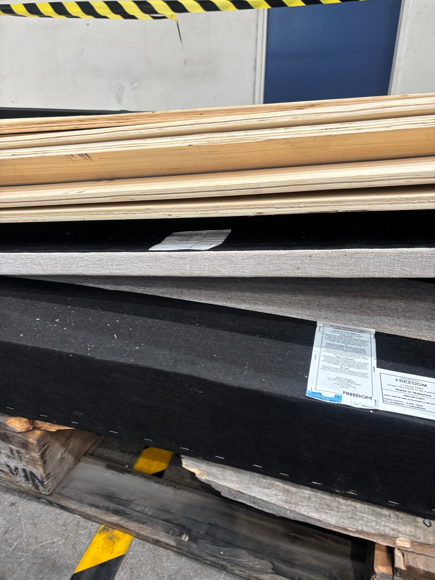 NZ CLZ20166 Isla Upholstered Bed King Muskat Clay Set