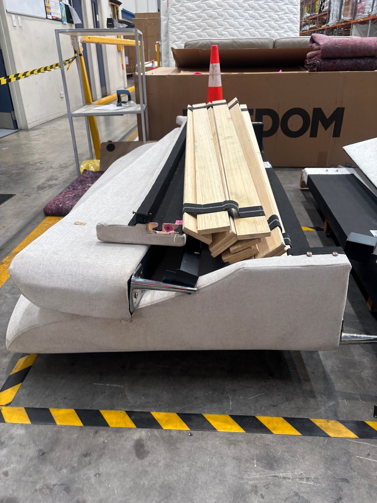 NZ CLZ20166 Isla Upholstered Bed King Muskat Clay Set